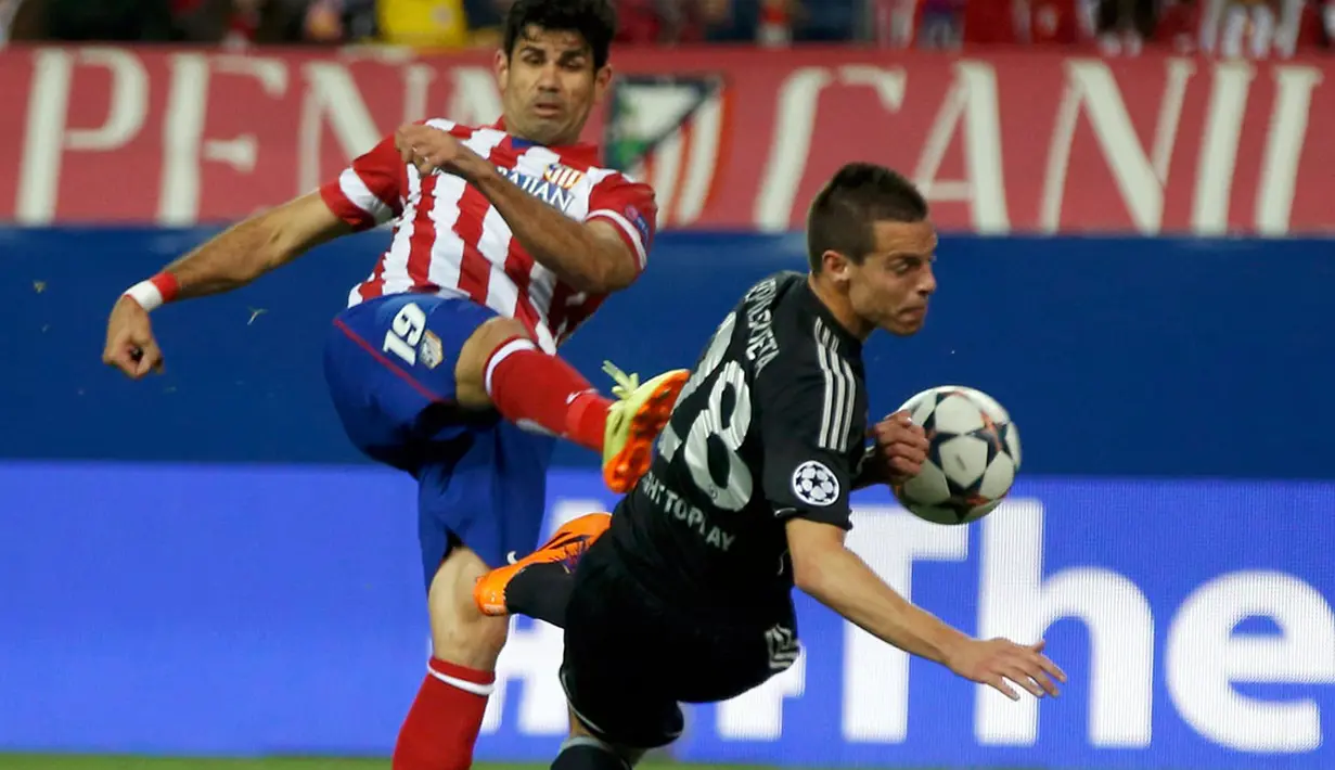 Bek kanan Chelsea, Cesar Azpilicueta (kanan), berusaha menahan laju penyerang Atl Madrid, Diego Costa, dalam laga pertama semifinal Liga Champions di stadion Vicente Calderon, Madrid, (23/4/2014). (REUTERS/Sergio Perez)