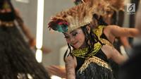 Seorang penari ambil bagian dalam Indonesia Menari 2018 di Grand Indonesia, Jakarta, Minggu (11/11). Sebanyak 1500 penari menari serentak di Grand Indonesia dengan konsep penggabungan tarian tradisional dan modern. (Merdeka.com/ Iqbal S. Nugroho)