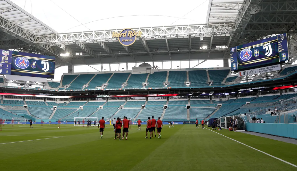 Para pemain Paris Saint-Germain mengikuti sesi latihan di Miami, Selasa (25/7/2017). Paris Saint-Germain akan menghadapi Juventus pada laga turnamen pramusim bertajuk International Champions Cup 2017 di AS. (AP/Lynne Sladky)