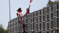Aksi pembalap Repsol Honda, Marc Marquez, setelah memenangi MotoGP Jerez, Minggu (6/5/2018). (AP Photo/Miguel Morenatti)