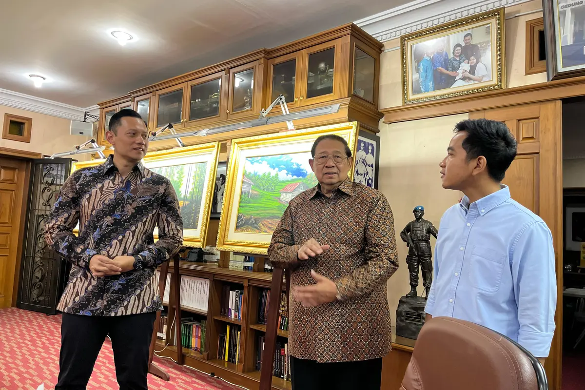 Calon wakil presiden (cawapres) nomor urut 2, Gibran Rakabuming Raka bertemu dengan Ketua Majelis Tinggi Partai Demokrat Susilo Bambang Yudhoyono (SBY) di kediaman SBY, di Cikeas, Bogor, Jawa Barat, Senin (5/2) pagi (Istimewa)