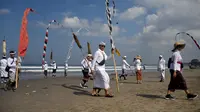Pesona Pasir Hitam di Pantai Petitenget, Wisata Alam Unik di Bali