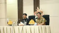 Penjabat (Pj) Gubernur Sulawesi Selatan, Bahtiar Baharuddin bersama Menteri Pertanian Syahrul Yasin Limpo (SYL) dalam Rapat Koordinasi Pengendalian Inflasi Daerah di Kantor Gubernur Sulsel, Senin, (18/9/2023).