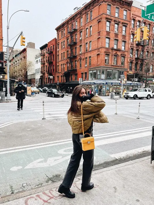 Artis dengan tinggi badan 167 cm ini selalu berhasil tampil kece saat difoto. Foto-foto kece Enzy saat liburan ini membuatnya terlihat memesona. Netizen terpukau dengan foto Enzy saat di jalanan New York. Foto Enzy liburan pun tak segan disebut netizen terlihat kian cantik. (Liputan6.com/IG/@enzystoria)