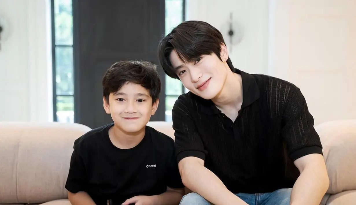 Jaehyun akhirnya bertemu dengan Rafathar, anak berusia 7 tahun yang selama ini disebut-sebut sebagai kembarannya. Mereka berfoto bersama. Dilhat dari kemiripannya, mereka seperti saudara betulan, kan? (Foto: Instagram/ raffinagita1717)