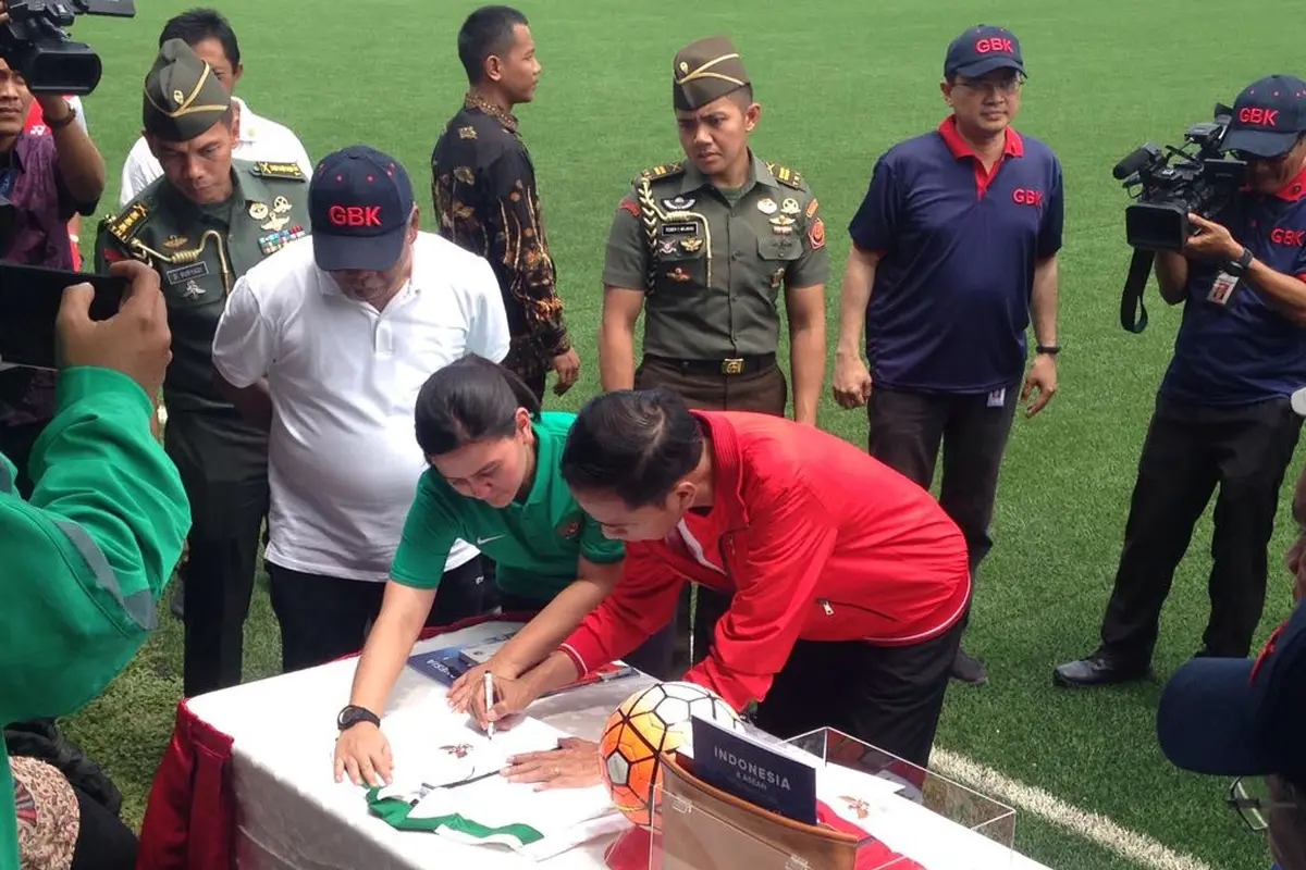 Presiden Joko Widodo bersama Sekjen PSSI, Ratu Tisha Destria