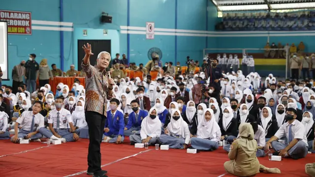 Gubernur Jawa Tengah (Jateng) Ganjar Pranowo saat menemui para siswa di Kecamatan Ungaran Barat, Kabupaten Semarang.