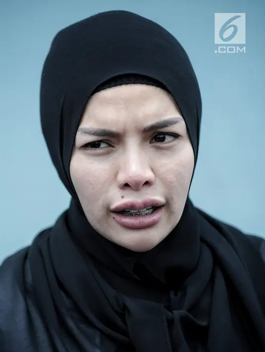Artis Nikita Mirzani saat ditemui di kawasan Tandean, Jakarta, Selasa (11/9). Cerita kedua ialah Dipo Latief. Nikita mengatakan, Dipo enggan diceraikan tetapi ingin memenjarakannya. (Liputan6.com/Faizal Fanani)