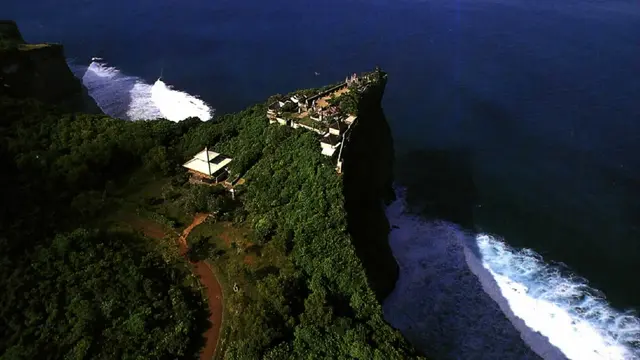 [Bintang] 7 Pura yang Harus Kamu Sambangi Saat 'Traveling' ke Bali