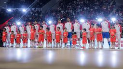 Deretan pemain Timnas Futsal Indonesia mendengarkan lagu kebangsaan Australia dalam laga uji coba yang berlangsung di Indonesia Arena, Senayan, Jakarta, Sabtu (01/11/2025). (Bola.com/Bagaskara Lazuardi)