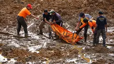 Sejumlah personel SAR mengevakuasi korban longsor di Dusun Jemblung, Desa Sampang, Kecamatan Karangkobar, Banjarnegara, Jateng, Sabtu (13/12/2014). (Antara Foto/Idhad Zakaria)
