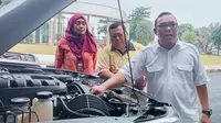 Rudi Sumardi, dosen sekaligus Ketua Bidang Rekayasa Teknologi STTD bersama Ahmad Yani, Direktur STTD, memperlihatkan mobil operasional yang menggunakan perangkat FWH. Foto: Liputan6.com/Bam Sinulingga)