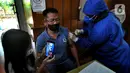 Paramedis menyuntikkan vaksin AstraZeneca kepada warga di Setu Babakan, Jagakarsa, Jakarta Selatan, Senin (14/06/2021). Hari ini lebih dari 400 warga seputar Setu Babakan divaksin oleh Dinkes Jakarta Selatan dalam rangka  rangka percepatan vaksinasi Covid-19. (merdeka.com/Arie Basuki)