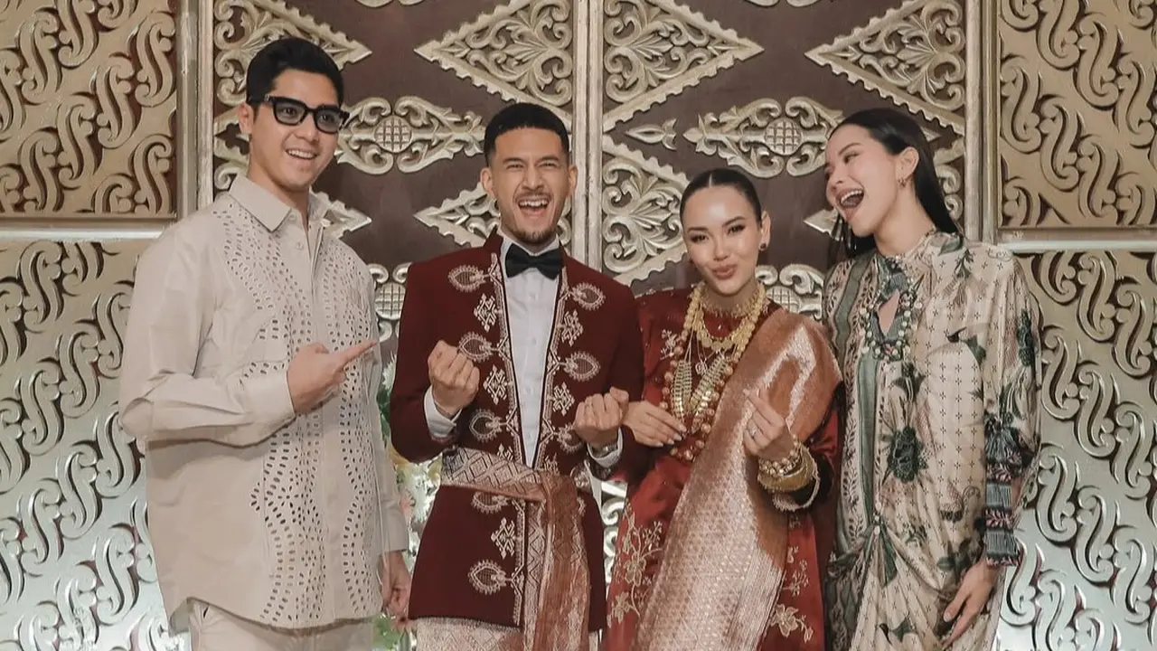 Tampilan Alyssa Daguise saat Hadir di Resepsi Pernikahan Kakaknya, Alexandra Daguise. [@risa_dewi]