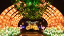 Gambar pada 15 November 2019 menunjukkan lampu berwarna-warni menyala terang sebagai bagian dari pameran festival cahaya di Kebun Binatang Jardin des Plantes, Paris. Festival Cahaya bertajuk "Ocean en voie d'illumination" ini digelar dari 18 November 2019 - 19 Januari 2020. (BERTRAND GUAY/AFP)
