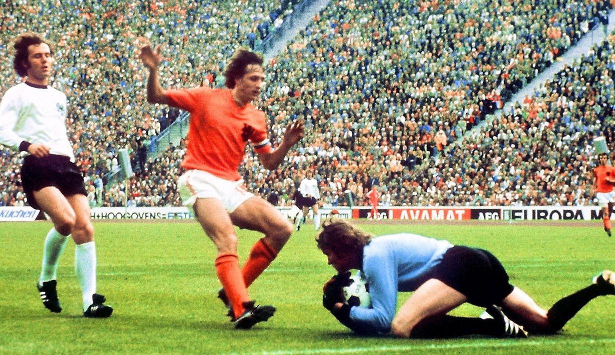 Franz Beckenbauer (kiri) terkenal sebagai seorang sweeper alias libero yang andal, yaitu peran bek tengah yang diberi kebebasan untuk naik ke depan, mengisi lini tengah untuk membuat intersep, membawa bola, bahkan menjadi inisiator serangan. Saking spesialnya, banyak tim Eropa yang mencoba menerapkan taktik yang sama di era 80-an dan 90-an. (AFP/Staff)