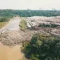 Gunungan sampah di TPA Cipeucang, Serpong, Kota Tangsel, yang longsor ke aliran Sungai Cisadane. (Liputan6.com/Pramita Tristiawati)