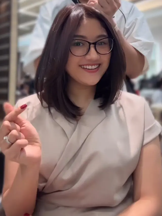 Rambut Baru Menantu Jokowi Erina Gudono. [@warisirwanteam]