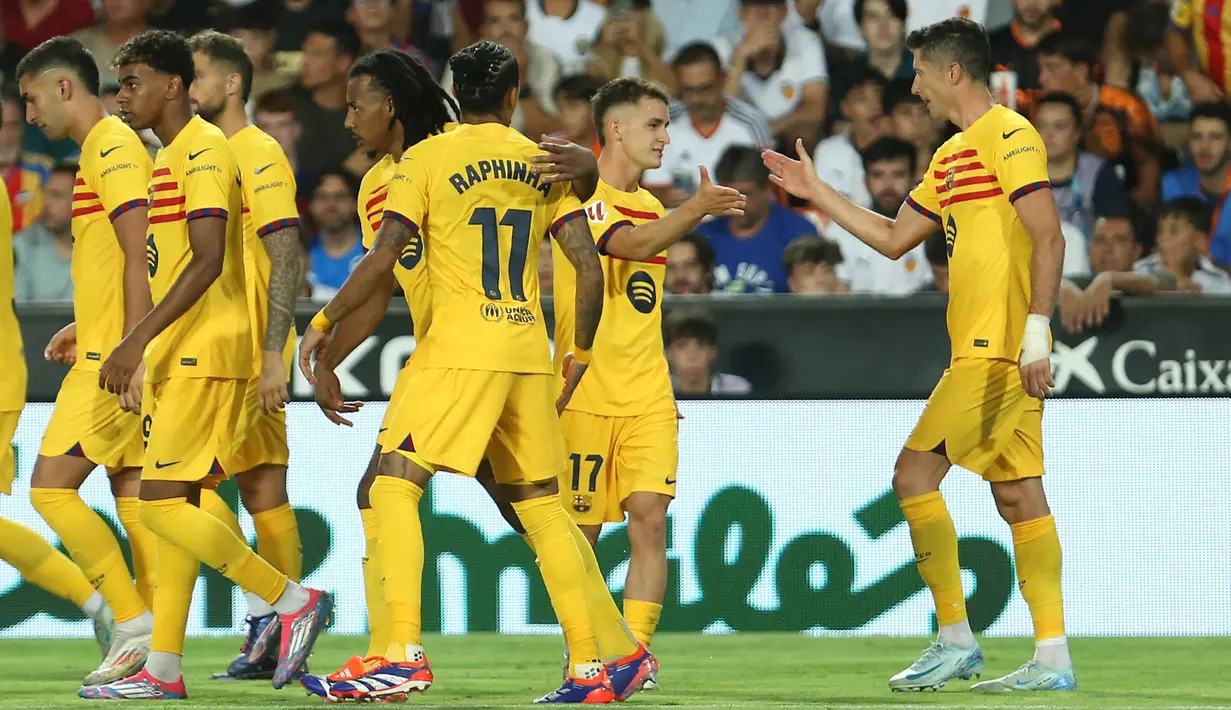 Di babak kedua, gol penalti Robert Lewandowski pada menit ke- 49 membawa Barcelona meraih poin penuh dalam laga melawan Valencia. (AP Photo/Alberto Saiz)