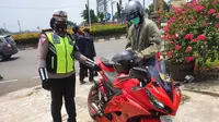 Anggota Satlantas Polres Metro Depok melakukan penilangan knalpot bising di Jalan Raya Margonda, Kota Depok. (Liputan6.com/Dicky Agung Prihanto)