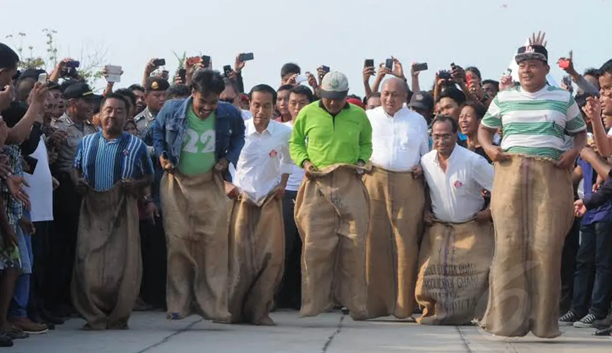 Jokowi tampak memulai melompat dengan karung yang dipakai   (Liputan6.com/Herman Zakharia)