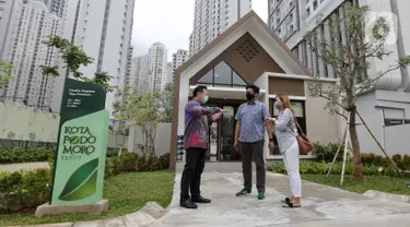 Assistant VP Kota Podomoro Zaldy Wihardja berbincang dengan calon pembeli di lokasi Rumah Contoh Kota Podomoro Tenjo, Central Park Podomoro City Jakarta, Senin (7/12/2020). Kota Podomoro Tenjo diproyeksikan sebagai kota mandiri didukung pembangunan tol Serpong – Balaraja. (Liputan6.com/Fery Pradolo)