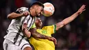 Bek Juventus Danilo (Kiri) dan penyerang Nantes Mostafa Mohamed melakukan sundulan dalam duel leg pertama play-off babak gugur Liga Europa 2022/2023 di Allianz Stadium, Jumat (17/2/2023) dini hari WIB. Hasil imbang 1-1 ini terbilang bagus bagi Nantes yang bakal meladeni Juve di markas mereka dalam duel leg kedua pekan depan. (Marco BERTORELLO / AFP)