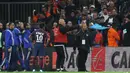 Pemain PSG, Neymar (tengah) menatap suporter Marseille, sebelum melakukan tendangan pojok  pada lanjutan Ligue 1 di  Velodrome Stadium, Marseille, (22/10/2017). PSG bermain imbang 2-2 melawan Marseille. (AFP/Valery Hache)