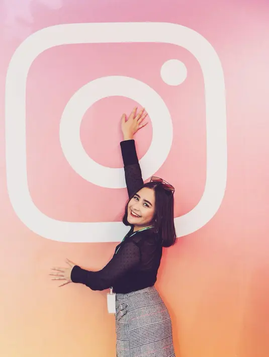 Ia menegaskan jika ke Amerika hanya untuk urusan pekerjan saja. Bahkan dirinya mengaku tak sempat membeli oleh-oleh untuk keluarganya di Indonesia. (Foto: instagram.com/prillylatuconsina96)