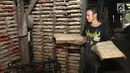 Pekerja menjemur oncom saat pembuatan di salah satu industri rumahan, Jakarta, Rabu (18/4). Oncom tersebut nantinya akan dijual di kawasan Jakarta. (Liputan6.com/Angga Yuniar)