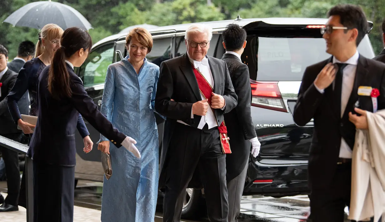 Presiden Jerman Frank-Walter Steinmeier dan istrinya Elke Budenbender tiba untuk menghadiri upacara penobatan Kaisar Naruhito di Istana Kekaisaran, Tokyo, Jepang, Selasa (22/10/2019). Kaisar Jepang Naruhito akan menjalani rangkaian ritual penobatan resmi kekaisaran hari ini. (Carl Court/POOL/AFP)