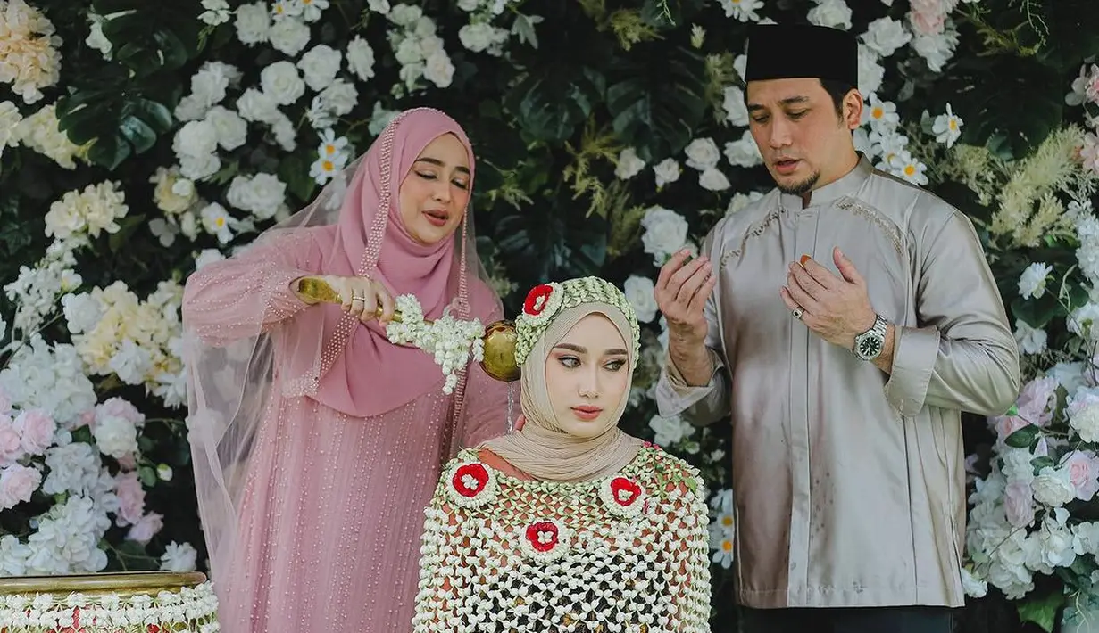 Dengan makeup natural, tawa bahagia juga terlihat menyertai Chacha. [Foto: IG/nandito_photography].