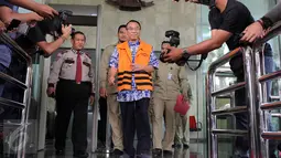 Mantan Menteri ESDM, Jero Wacik berjalan keluar Gedung KPK, Jakarta, Selasa (23/6/2015). Jero diperiksa sebagai tersangka dalam kasus korupsi di Kementerian Kebudayaan dan Pariwisata yang pernah dipimpinnya. (Liputan6.com/Helmi Afandi)