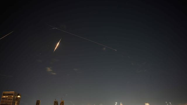 Gelombang Rudal Serangan Balasan Iran Tembus Israel