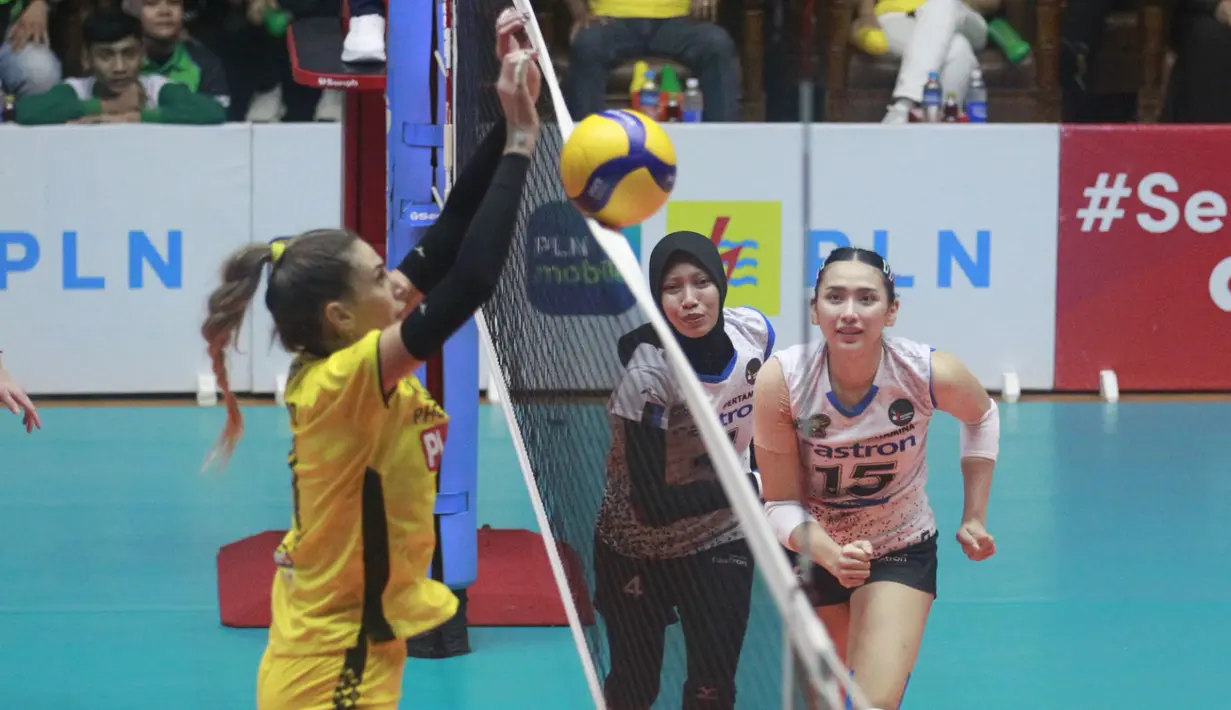Pevoli putri Jakarta Pertamina Fastron, Yola Yuliana (kanan) saat bertanding melawan Gresik Petrokimia Pupuk Indonesia pada lanjutan seri pertama putaran kedua Proliga 2023 yang berlangsung di GOR Tridharma Gresik, Minggu (5/2/2023). (Dok. Proliga)