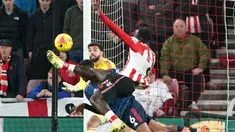Pemain Sunderland, Brian Brobbey, mencetak gol ke gawang Arsenal pada laga Liga Inggris di Stadium of Light, Sabtu (9/11/2025). (Owen Humphreys/PA via AP)