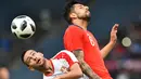 Pemain Serbia, Andrija Zivkovic (kiri) berusaha menghalau bola sundulan pemain Chili, Gillermo Maripan pada laga uji coba di Merkur Arena, Graz, Austria, (4/6/2018). Serbia kalah dari Chili 0-1. (AFP/Joe Klamar)