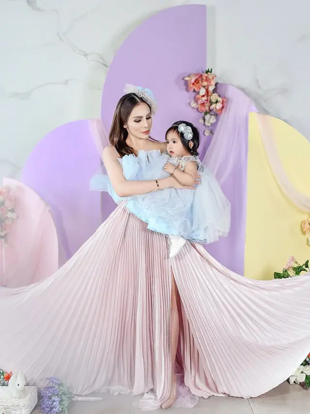 6 Pemotretan Momo Geisha Bersama Buah Hati, Pose Putrinya Curi Perhatian