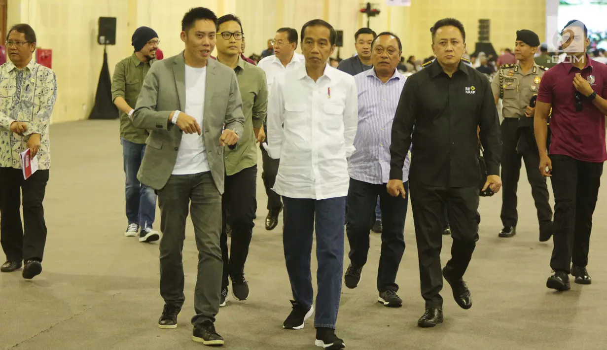 Presiden Joko Widodo (Jokowi) mengunjungi stan yang ada dalam acara Digital Startup Connect 2018 di Balai Kartini,  Jakarta, Jumat (7/12). Jokowi terlihat didampingi Menkominfo Rudiantara hingga Kepala Bekraf Triawan Munaf. (Liputan6.com/Angga Yuniar)