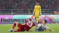 Ernando Ari (tengah, kejauhan), memandang pertarungan Mark Klok (kiri) dan Giovani Lo Celso (kanan) saat Timnas Indonesia vs Argentina di Stadion Utama Gelora Bung Karno (SUGBK) pada Senin (19/6/2023) malam WIB. (Bola.com/Bagaskara Lazuardi)