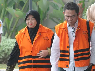 Tiga anggota DPRD Kota Malang Rahayu Sugiarti (kiri), Suprapto (tengah) dan Wiwik Hendri Astuti tiba untuk menjalani pemeriksaan kasus dugaan suap pembahasan APBD-P Pemerintah Kota Malang TA 2015 di KPK, Jakarta, Senin (23/7). (Merdeka.com/Dwi Narwoko)