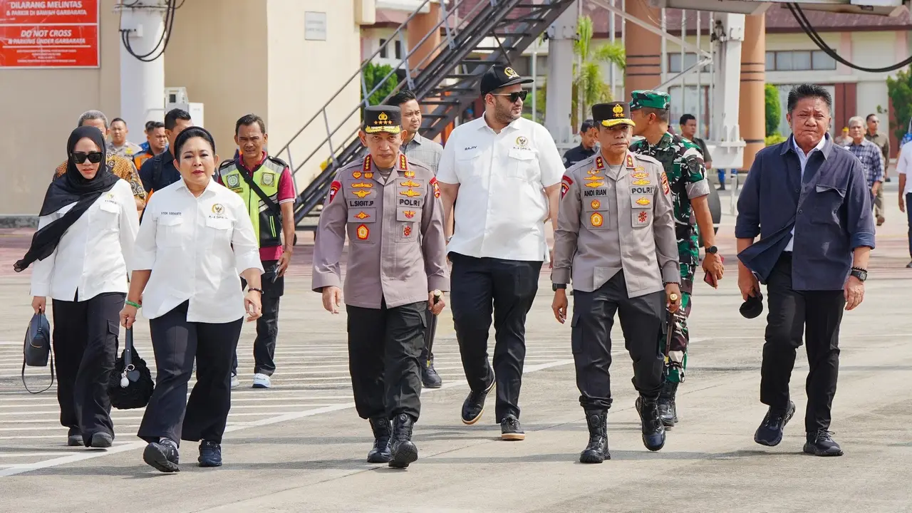 Kapolri Jenderal Polisi Listyo Sigit Prabowo bersama Ketua Komisi IV DPR,  Siti Hediati Soeharto, Menko Pangan Zulkifli Hasan, hadir dalam Panen Raya di OKU Timur.