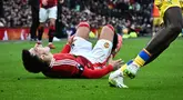 Pemain Manchester United, Lisandro Martinez mengeram kesakitan dalam laga lanjutan Liga Inggris 2024/2025 melawan Crystal Palace di Old Trafford, Manchester, Inggris, Minggu (02/02/2025). (AFP/Paul Ellis)