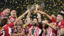 Selebrasi para pemain Olympiakos, Kostas Fortounis (tengah) dkk dengan trofi Europa Conference League 2023/2024 setelah mengalahkan Fiorentina 1-0 pada laga final di OPAP Arena, Athena, Yunani, Rabu (29/5/2024). (AP Photo/Petros Giannakouris)