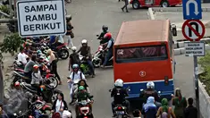 Pengendara sepeda motor melawan arah di kawasan Pasar Minggu, Jakarta Selatan, (9/11/2015). Selain membahayakan keselamatan, perilaku buruk pengendara tersebut juga menjadi salah satu penyebab kemacetan. (Liputan6.com/Immanuel Antonius)