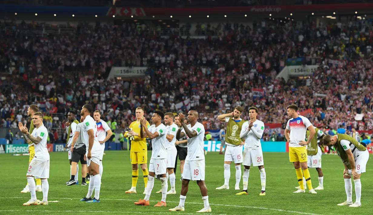 Para pemain Inggris menyapa suporter usai dikalahkan Kroasia pada laga semifinal Piala Dunia di Stadion Luzhniki, Moskow, Rabu (11/7/2018). Inggris kalah 1-2 dari Kroasia. (AP/Kirill Kudryavtsev)
