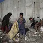 Anak-anak mencari barang-barang plasatik di tempat pembuangan sampah di Kabul, Afghanistan (15/12/2019). Menurut statistik PBB, Afghanistan adalah salah satu negara termiskin di dunia di mana anak-anak menjadi sasaran kemiskinan dan kekerasan ekstrem setiap hari.  (AP Photo/Altaf Qadri)