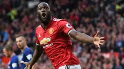 Romelu Lukaku. Striker Belgia berusia 28 tahun yang dua musim memperkuat Manchester United pada 2017/2018 dan 2018/2019 ini menjadi top skor MU di musim pertamanya. Ia mampu mencetak 16 gol dan 7 assist dari 34 laga, dan menempati posisi ke-6 di daftar top skor Liga Inggris. (AFP/Oli Scarff)