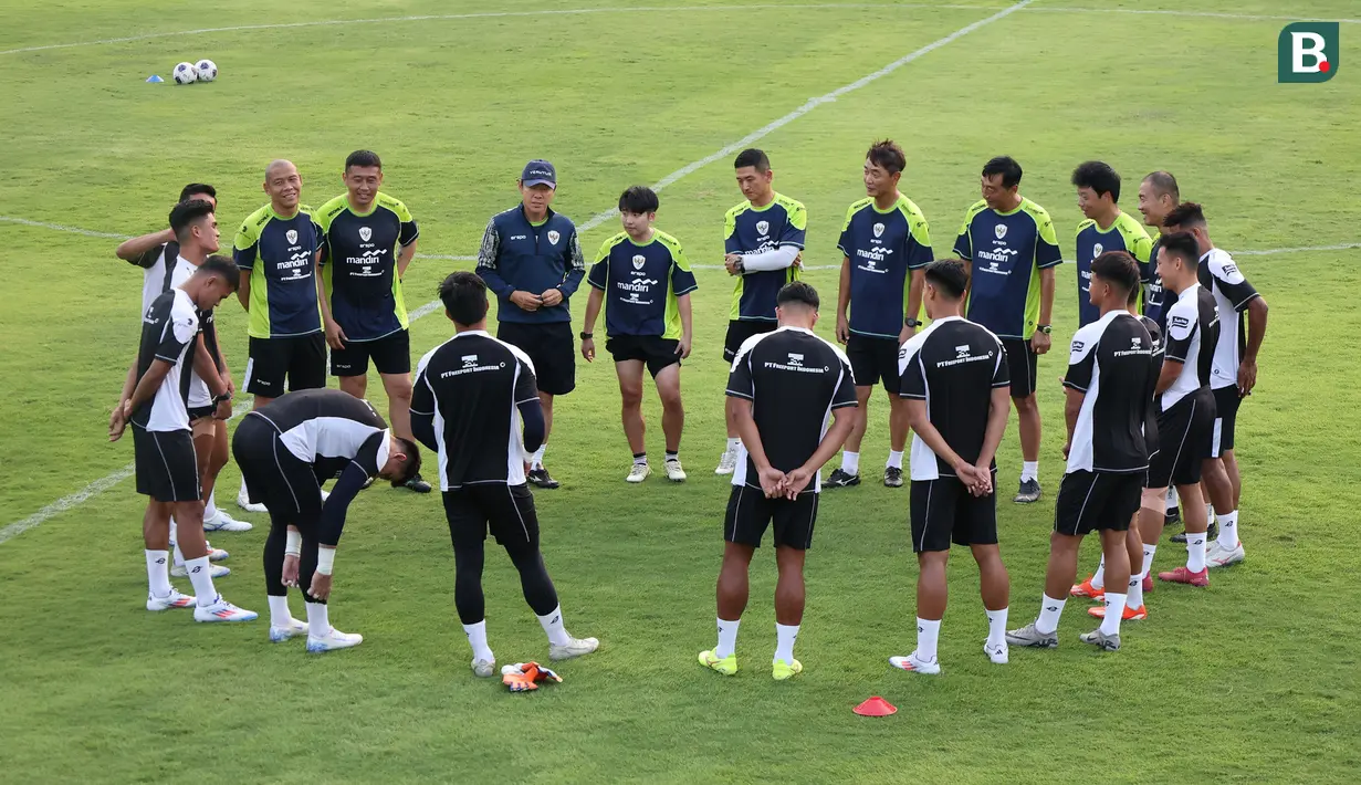 Timnas Indonesia menggelar latihan terakhir di Lapangan A Kompleks Gelora Bung Karno, Senayan, Jakarta, Sabtu (31/8/2024) jelang keberangkatan ke Jeddah, Arab Saudi untuk menghadapi tuan rumah Arab Saudi pada laga putaran ketiga Kualifikasi Piala Dunia 2026, Kamis (5/9/2024). Latihan diikuti 11 pemain, minus satu penjaga gawang Adi Satryo yang berhalangan. Sejatinya ada 26 pemain yang dipanggil, tetapi 14 lainnya berkiprah di luar negeri. Ke-14 pemain ini tidak berkumpul di Jakarta, namun langsung bergabung di Jeddah pada 1 dan 2 September. (Bola.com/Abdul Aziz)