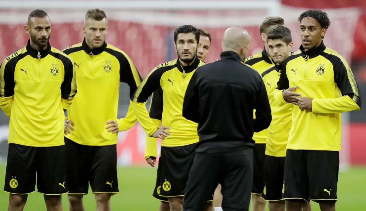 Pelatih Borussia Dortmund, Peter Bosz, memberikan arahan kepada anak asuhnya saat sesi latihan jelang laga Liga Champions di Stadion Wembley, London, Selasa (12/9/2017). Borussia Dortmund akan berhadapan dengan  Tottenham Hotspur. (AP/Matt Dunham)